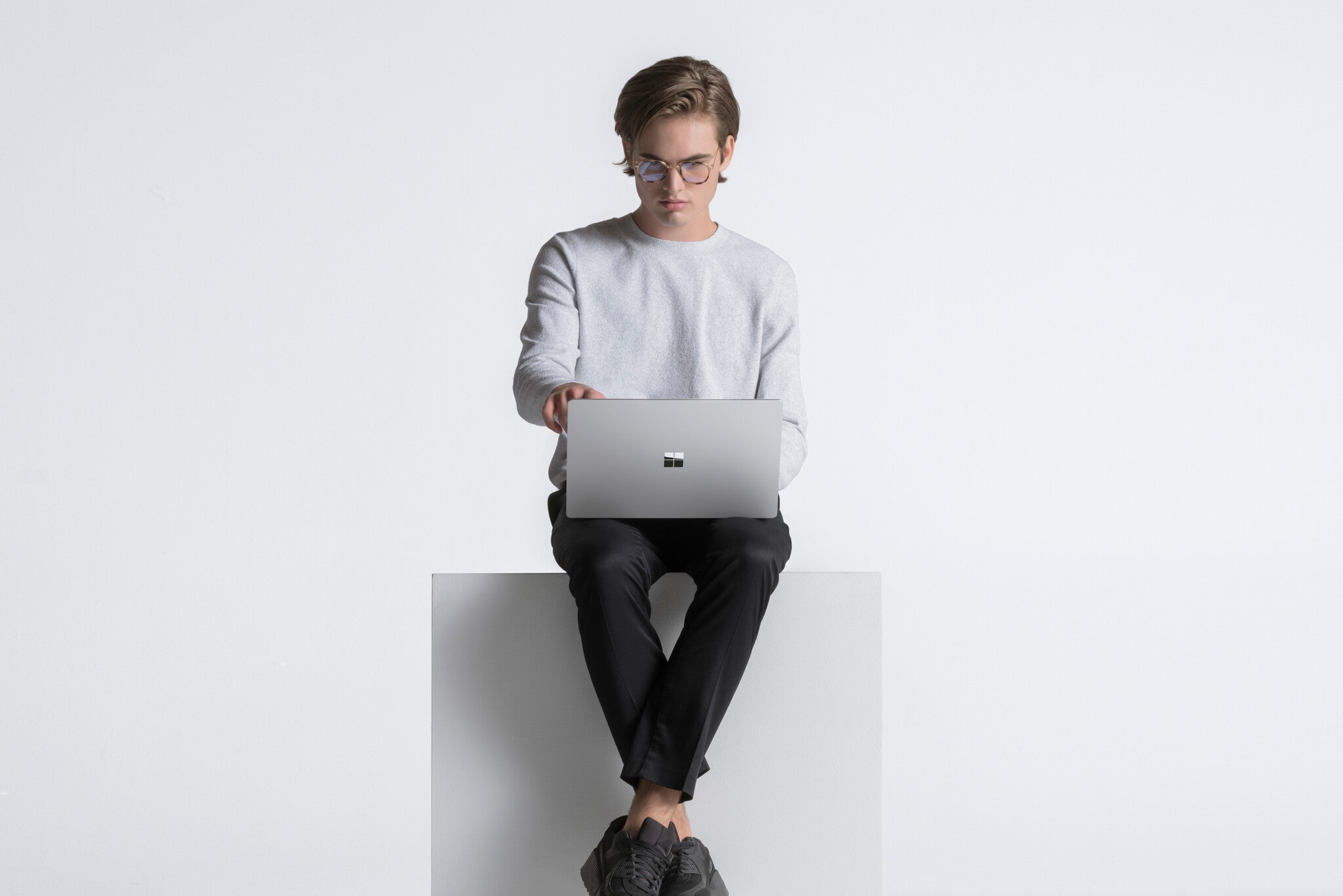 Microsoft Surface Laptop 4 - 38.1 cm (15") - Touchscreen - Intel® Core™ i7-1185G7 - 8 GB LPDDR4x-SDRAM - 512 GB SSD - Wi-Fi 6 - Windows 10 Pro - Platinum